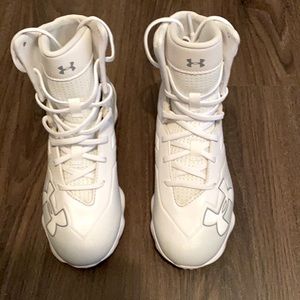 Boys Under Armour Football Cleats Size 2 (little boy) NEW